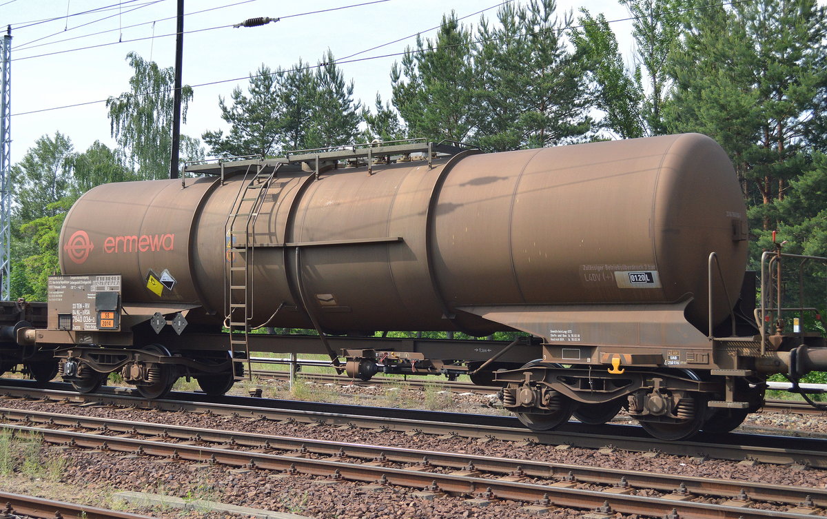 Kesselwagen vom Einsteller ermewa mit der Nr. 33 TEN-RIV 84 NL-ERSA 7840 036-3 Zacns Paris-Batignon (UN-Nr.:58/2014 = Wasserstoffperoxid) am 02.06.16 Berlin-Grünau.