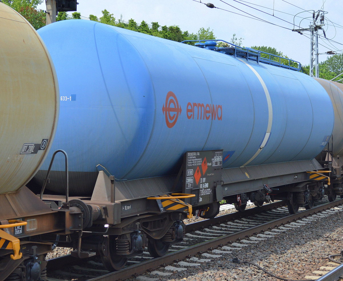 Kesselwagen vom Einsteller ermewa mit der Nr. 33 RIV 80 D-ERMD 795 6 633-1 Zas am 27.05.16 Berlin-Hohenschönhausen.