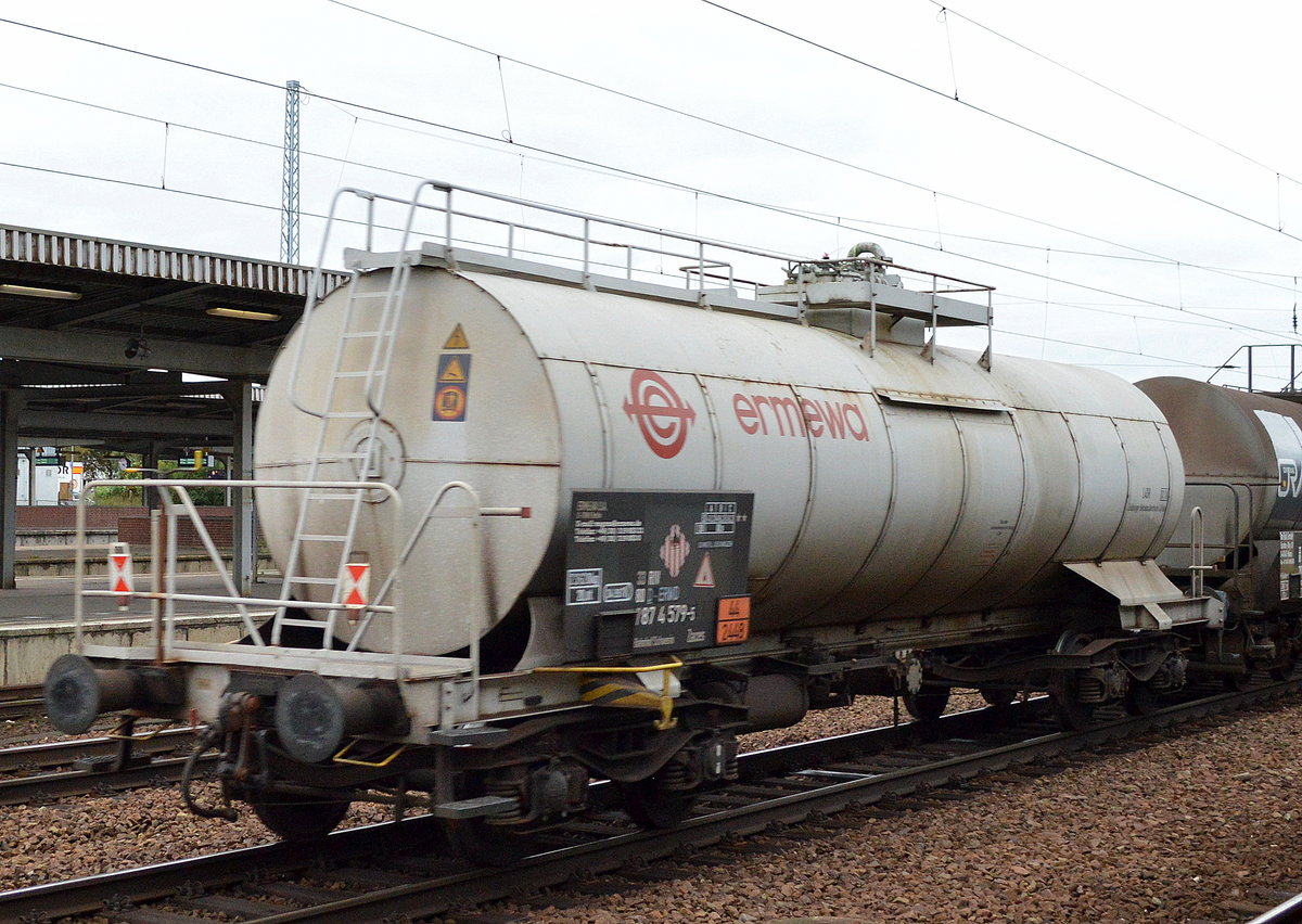 Kesselwagen vom Einsteller ERMEWA SA in Deutschland mit der Nr. 33 RIV 80 D-ERMD 787 4 579-5 Zacens Bahnhof Schwerin (UN-Nr. 44/2448 = geschmolzenes Schwefel) am 05.10.16 Bf. Flughafen Berlin-Schönefeld.