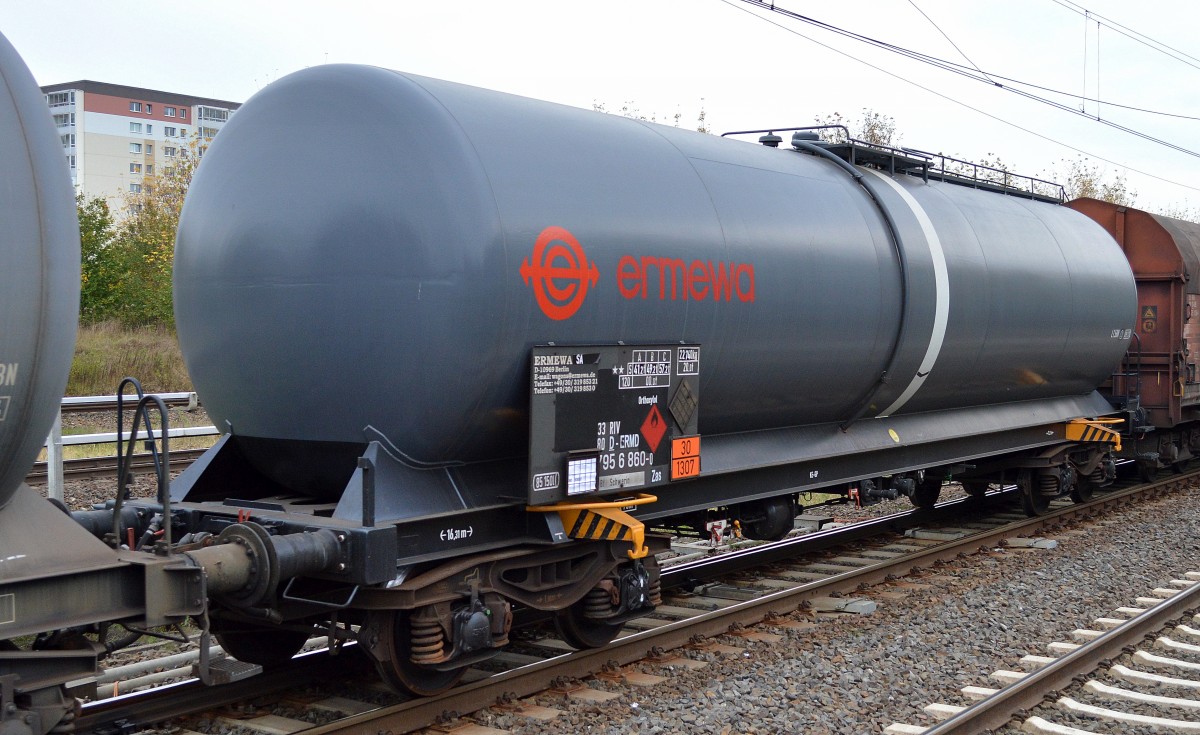 Kesselwagen vom Einsteller Ermewa SA mit der Nr. 33 RIV 80 D-ERMD 795 6 860-8 Zas Bf. Schwerin lt. UN-Nr. für das Transportgut Yylole am 13.10.14 Berlin-Hohenschönhausen.