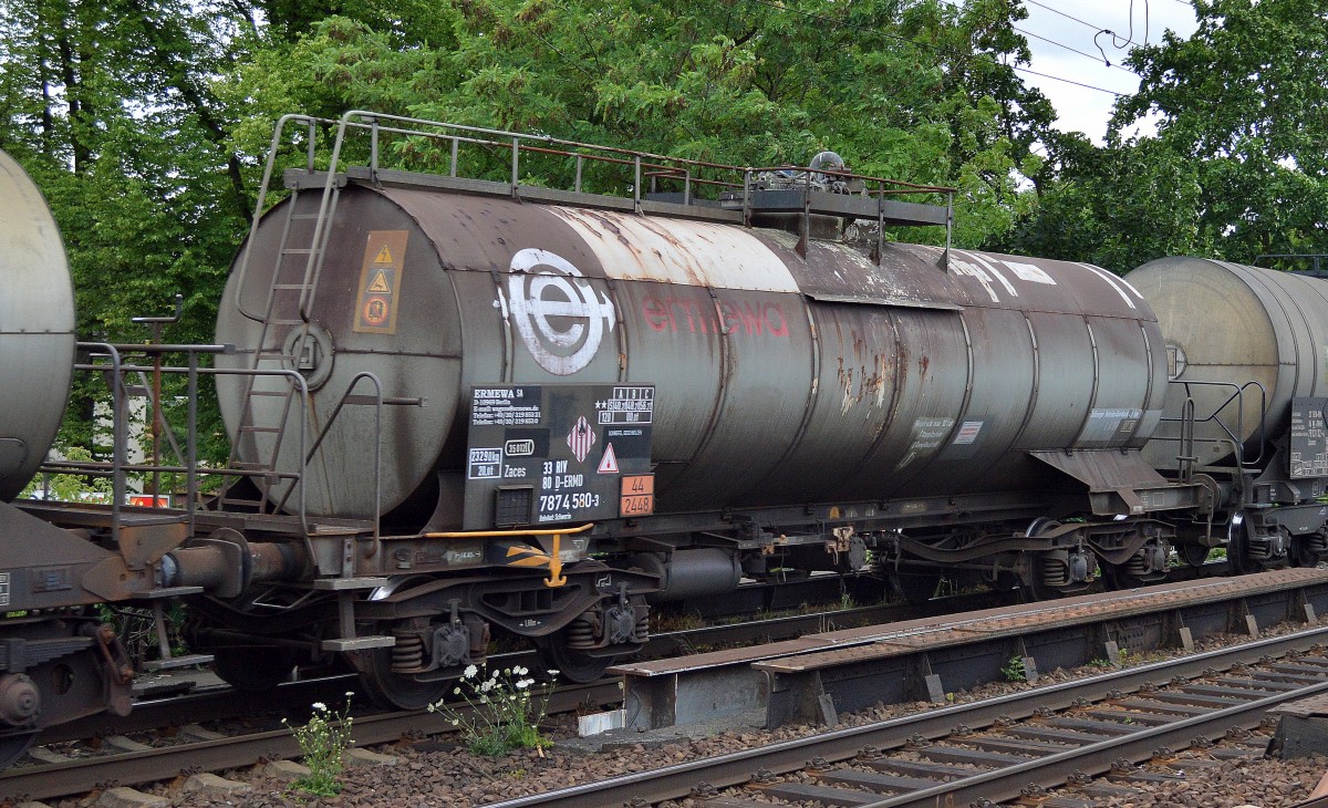 Kesselwagen vom Einsteller ERMEWA SA mit der Nr. 33 RIV 80 D-ERMD 787 4 580-3 Zaces Bahnhof:Schwerin (UN-Nr. 44/2448 = geschmolznes Schwefel) am 10.07.15 Berlin-Karow.