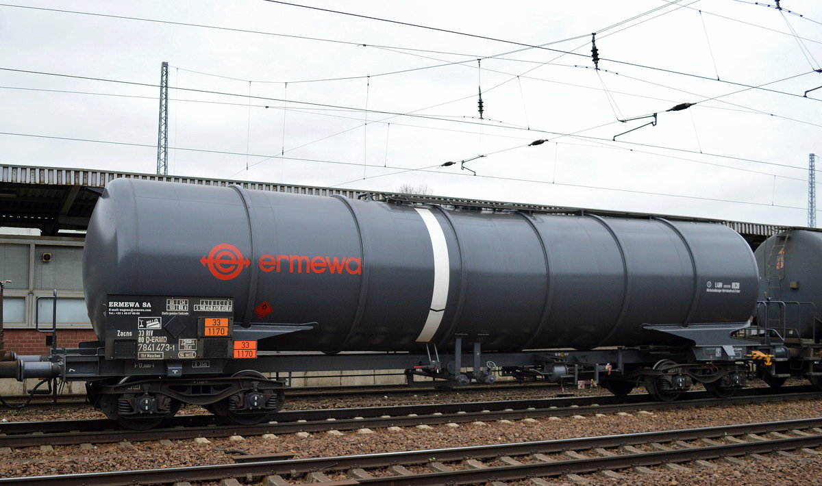 Kesselwagen vom Einsteller ERMEWA SA mit der Nr.33 RIV 80 D-ERMD 7841 473-1 Zacns Rbf.Maschen (UN-Nr. 33/1170 = Ethanol (Ethylalkohol) oder Ethanol-Lösung) am 07.03.17 Bf. Flughafen Berlin-Schönefeld. 