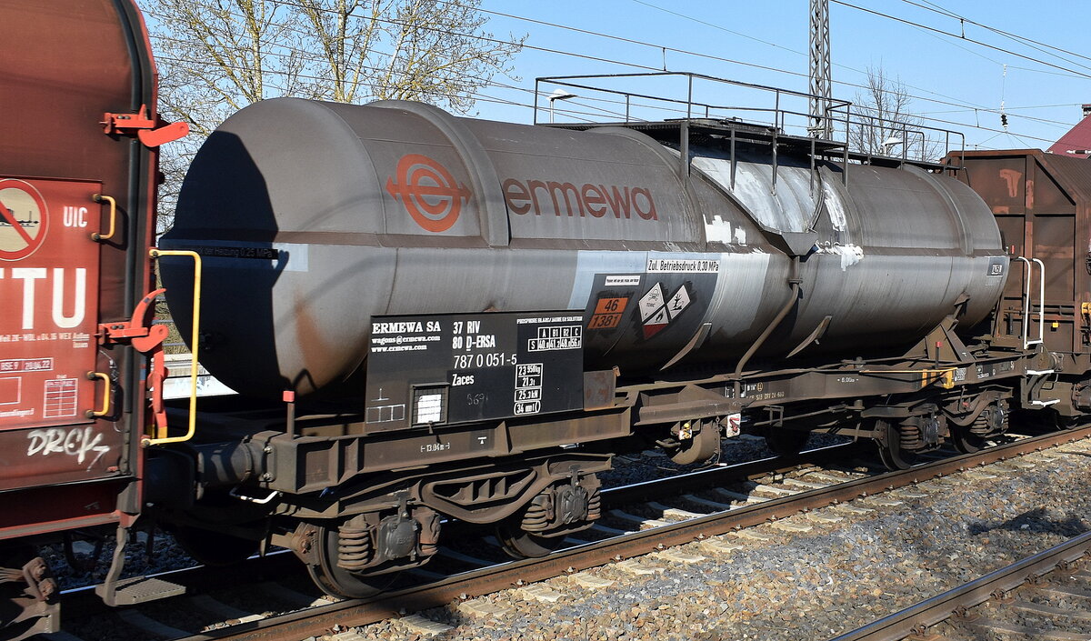 Kesselwagen vom Einsteller ERMEWA SA mit deutscher Registrierung mit der Nr. 37 RIV 80 D-ERSA 787 0 051-5 Zaces lt. UN-Nr.: 46/1381 für die Befüllung mit Phosphor, weiß oder gelb, trocken, unter Wasser oder in Lösung in einem gemischten Güterzug am 02.04.25 Höhe Bahnhof Saarmund.