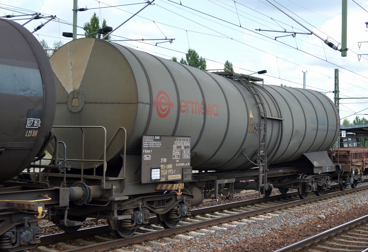 Kesselwagen vom Einsteller ERMEWA SAS mit der Nr. 37 RIV 80 D-ERMD 7848 993-7(P) Zans Bf. Maschen Rbf. Lt. Aufdruck f�r den Transport von LEIM KEIN GEFAHRGUT, 05.08.14 Bhf. Flughafen Berlin-Sch�nefeld.