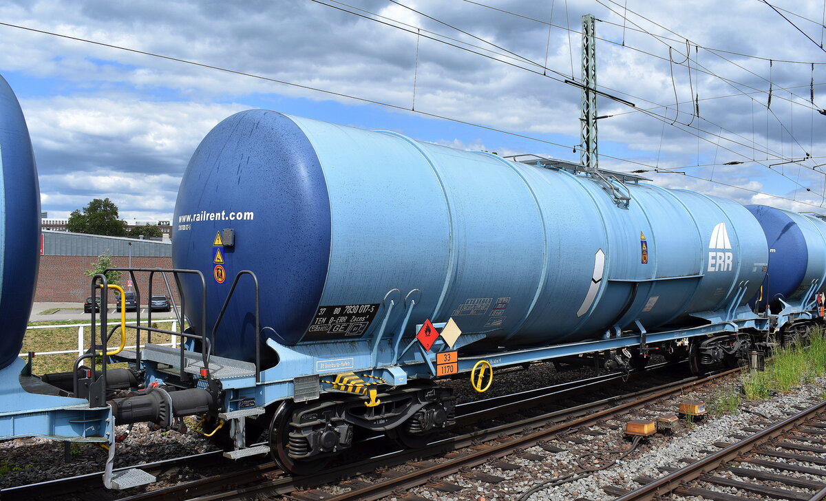 Kesselwagen vom Einsteller ERR GmbH mit der Nr. 37 TEN 80 D-ERR 7830 017-5 Zacns 8 (GE) für die Befüllung mit Ethanol siehe UN-Nr.. 33/1170 in einem Ganzzug am 08.05.25 Höhe Bahnhof Magdeburg Neustadt.