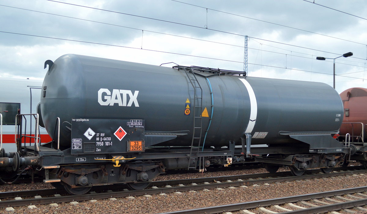 Kesselwagen vom Einsteller GATX in Deutschland mit der Nr. 37 RIV 80 D-GATXD 7950 101-1 Zas (UN-Nr.: 33/3295 = Kohlenwasserstoffe, flüssig, N.A.G., Dampfdruck bei 50 °C größer als 110 kPa, aber höchstens 175 kPa)am 10.05.17 Bf. Flughafen Berlin-Schönefeld.