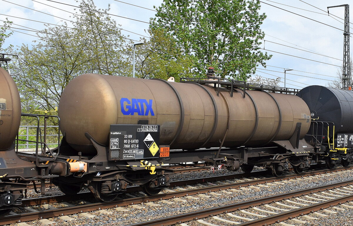 Kesselwagen vom Einsteller GATX Rail Germany GmbH mit der Nr. 33 RIV 80 D-GATXD 7868 672-6 Zacs, Bf. Altenburg für Befüllung mit Salpetersäure, andere als rotrauchend, mit mehr als 70 % Säure (UN-Nr.: 885/2031) in einem gemischten Güterzug am 23.04.25 Höhe Bahnhof Saarmund.