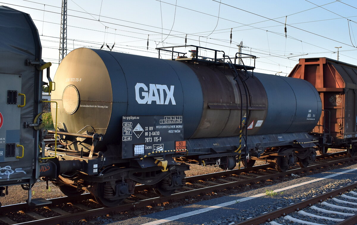 Kesselwagen vom Einsteller GATX Rail Germany GmbH mit der Nr. 33 RIV 80 D-GATXD 7873 115-9 Zaces für die Befüllung mit Natriumhydroxidlösungen (Natronlauge) siehe UN-Nr.: 80/1824 in einem gemischten Güterzug am 19.06.25 Höhe Bahnhof Senftenberg.
