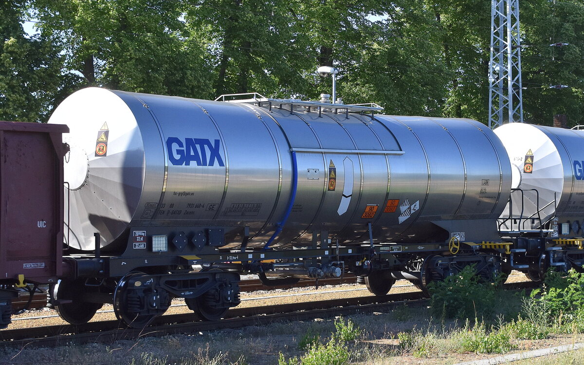Kesselwagen vom Einsteller GATX Rail Germany GmbH mit der Nr. 33 TEN 80 D-GATXD 7931 660-4 Zacens (GE) für die Befüllung mit Umweltgefährdender Stoff, flüssig, N.A.G. (UN-Nr.: 90/3082) in einem gemischten Güterzug am 30.06.25 Höhe Bahnhof Ruhland.