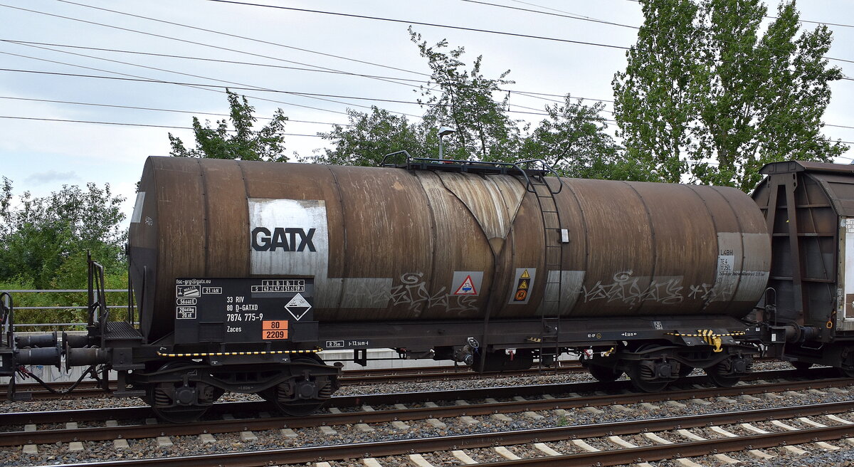 Kesselwagen vom Einsteller GATX Rail Germany GmbH mit der Nr. 33 RIV 80 D-GATXD 7874 775-9 Zaces für das Ladegut Formaldehydlösung mit mindestens 25 % Formaldehyd siehe UN-Nr.: 80/2209 in einem gemischten Güterzug  am 09.07.25 Höhe Bahnhof Saarmund.