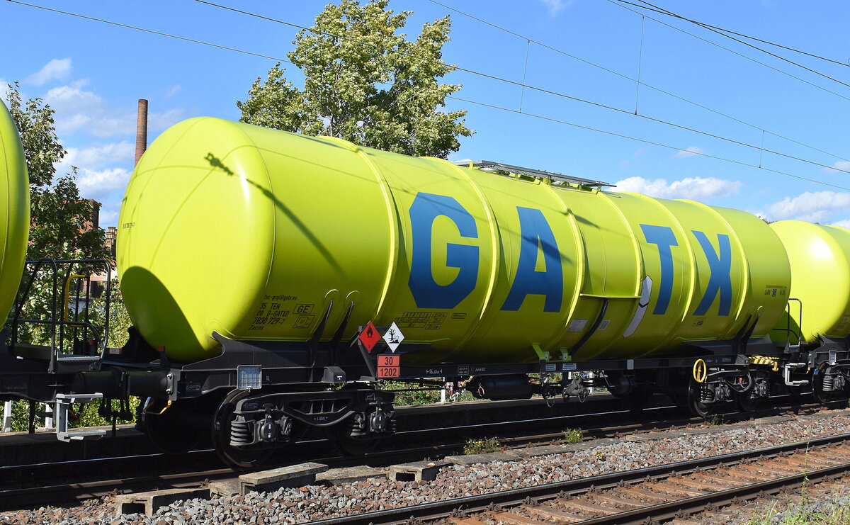 Kesselwagen vom Einsteller GATX Rail Germany GmbH mit der Nr. 35 TEN 80 D-GATXD 7830 729-7 Zacns (GE) für das Ladegut Dieselkraftstoff siehe UN-Nr.: 30/1202 in einem Ganzzug am 15.09.25 Höhe Bahnhof Magdeburg-Neustadt.