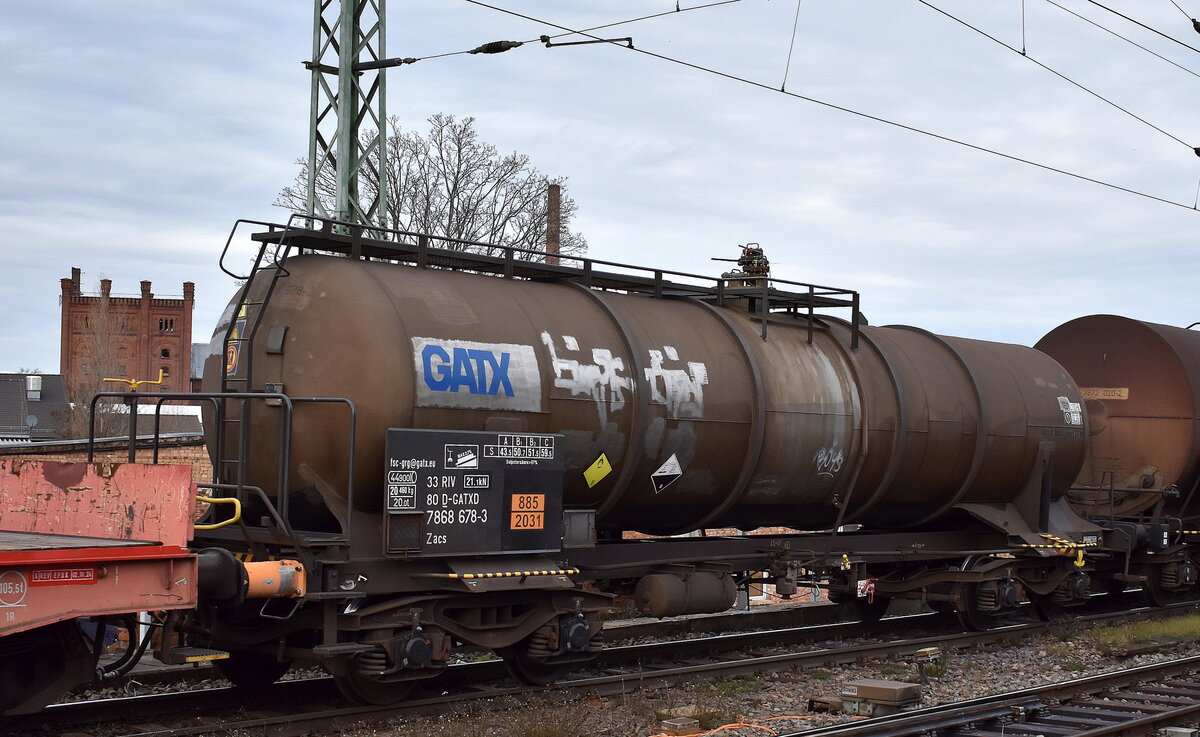 Kesselwagen vom Einsteller GATX Rail Germany GmbH mit der Nr. 33 RIV 80 D-GATXD 7868 678-3 Zacs, lt. UN-Nr.: 885/2031 für die Befüllung mit Salpetersäure, andere als rotrauchend, mit mehr als 70 % Säure in einem gemischten Güterzug am 08.12.25 Höhe Bahnhof Magdeburg-Neustadt.