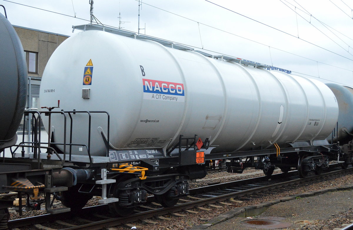 Kesselwagen vom Einsteller NACCO mit niederländischer Registrierung mit der NR. 33 TEN 84 NL-NACCO 7840 085-0 Zacns (UN-Nr. 33/1203 = Benzin) am 11.10.17 Bf. Berlin-Lichtenberg. 