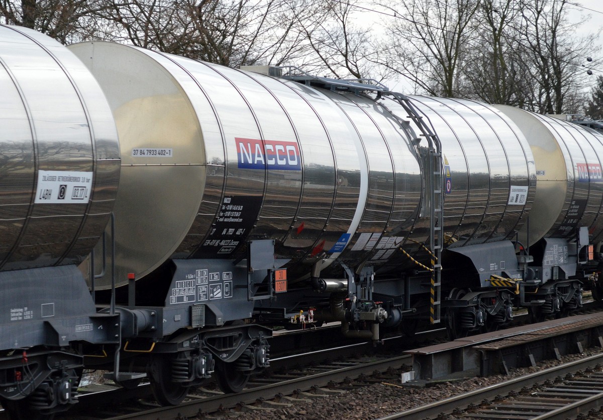Kesselwagen vom Einsteller NACCO mit der Nr. 37 TEN-RIV 84 NL-NACCO 7933 402-1 Zacens Maschen Rbf. (UN-Nr. 30/1307 = Xylole) am 28.01.15 Berlin-Karow.