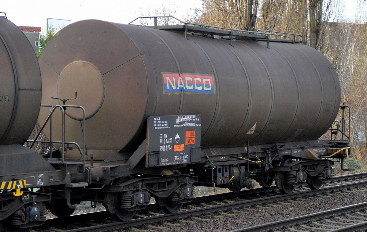 Kesselwagen vom Einsteller NACCO mit der Nr. 37 RIV 80 D-NACCO 7931 829-1 Zacens GARE D´ATTACHE: PARIS CHAPELLE (UN-Nr. 80/1824 = Natriumhydroxidlösung), 28.01.15 Berlin-Jungfernheide. 
