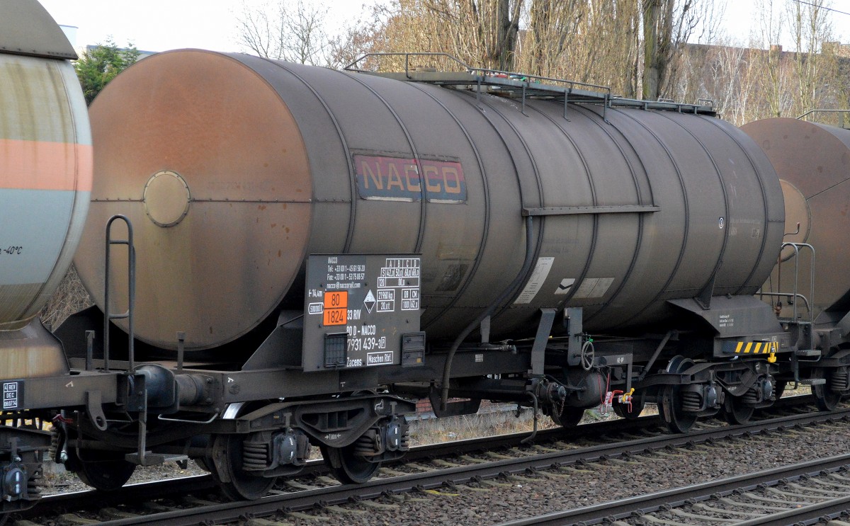 Kesselwagen vom Einsteller NACCO mit der Nr. 33 RIV 80 D-NACCO 7931 439-3(P) Zacens Maschen Rbf. (UN-Nr. 80/1824 = Natriumhydroxidlösung), 28.01.15 Berlin-Jungfernheide.