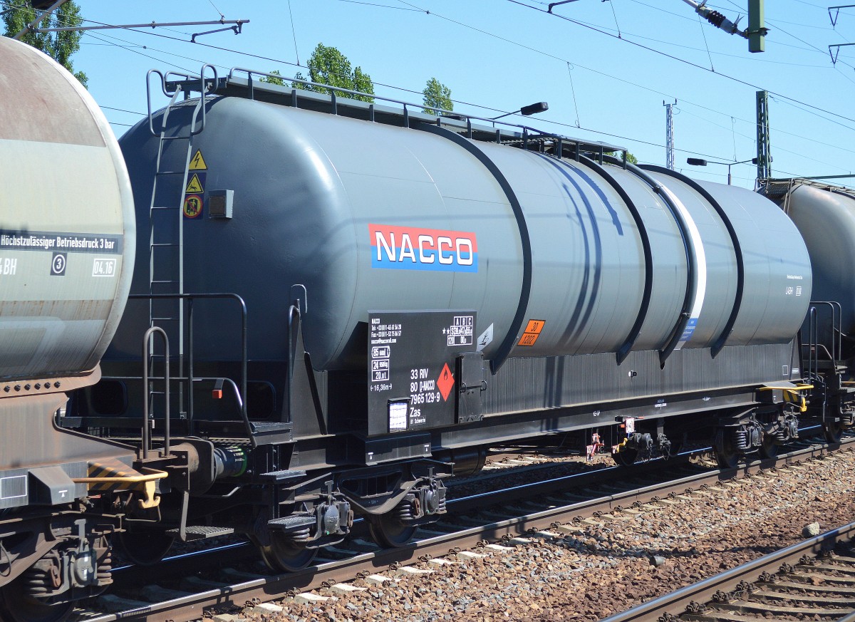 Kesselwagen vom Einsteller NACCO mit der Nr. 33 RIV 80 D-NACCO 7965 129-9 Zas Bf. Schwerin (UN-Nr.30/1202 = Dieselkraftstoff) am 05.06.15 Bhf. Flughafen Berlin-Schönefeld. 