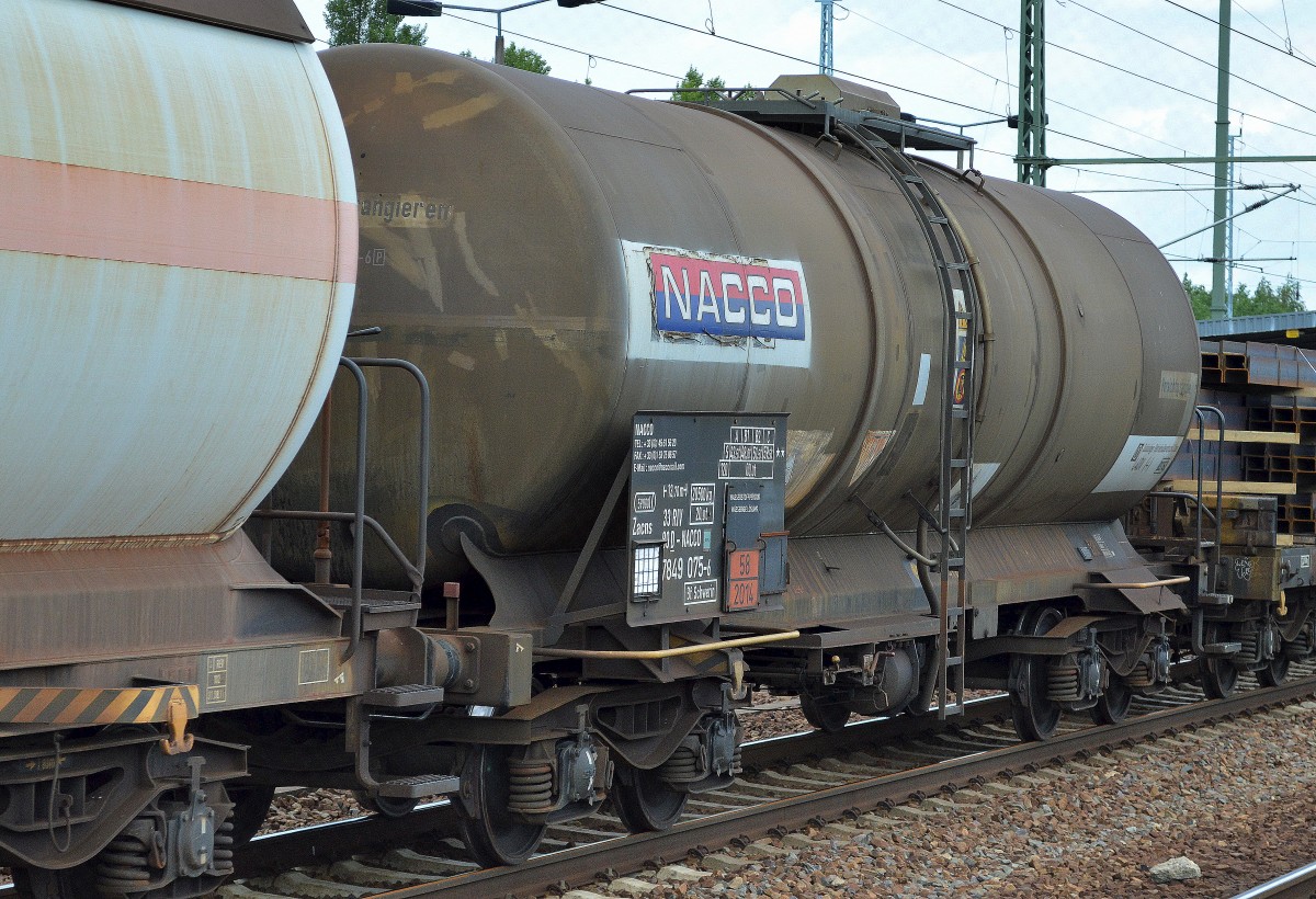 Kesselwagen vom Einsteller NACCO mit der Nr. 33 RIV 80 D-NACCO 7849 075-6 Zacns Bf. Schwerin (UN-Nr. 58/2014 = Wasserstoffperoxid) am 23.07.15 Bhf. Flughafen Berlin-Schönefeld.