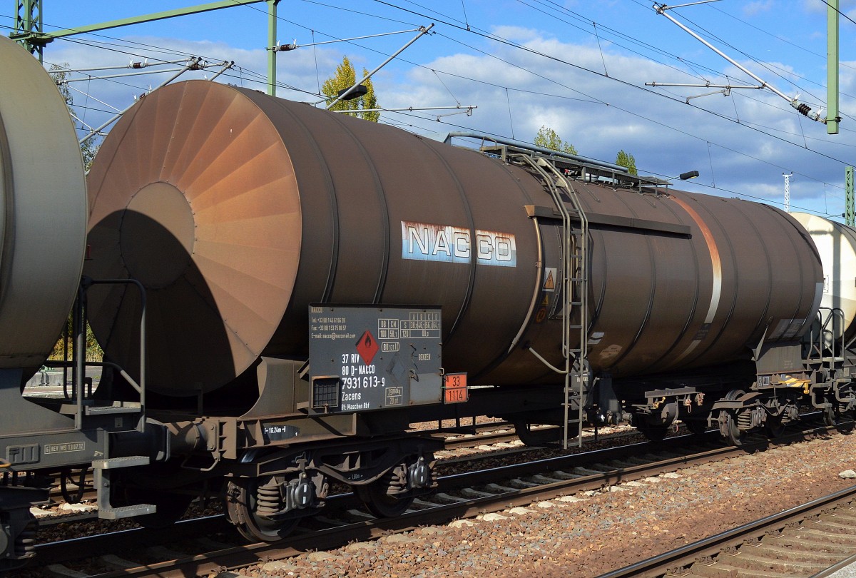 Kesselwagen vom Einsteller NACCO mit der Nr. 37 RIV 80 D-NACCO 7936 613-9 Zacens Bf.:Maschen-Rbf. (UN-Nr. 33/1114 = Trinitrochlorbenzen)am 30.09.15 Bhf. Flughafen Berlin-Schönefeld. 