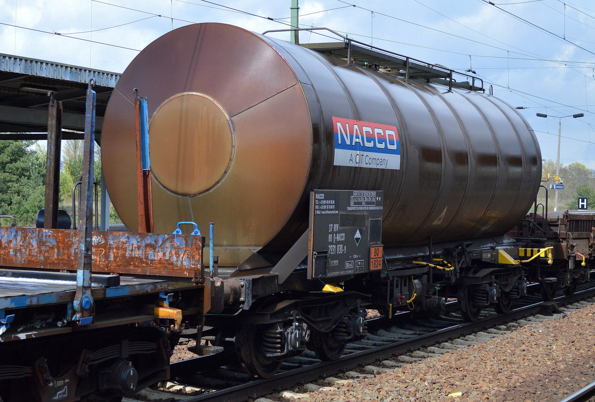 Kesselwagen vom Einsteller NACCO mit der Nr. 37 RIV 80 D-NACCO 7931 830-9 Zacens (UN-Nr.80/1824 = Natriumhydroxidlösungen (Natronlaugen)) am 26.04.16 Bf. Flughafen Berlin-Schönefeld.
