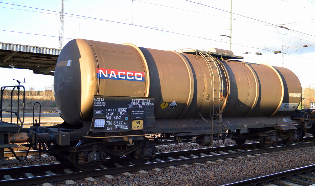 Kesselwagen vom Einsteller NACCO mit der Nr. 33 RIV 80 D-NACCO 786 8 592-4 Zacs Bf.Schwerin (UN-Nr.:58/2014 = Wasserstoffperoxid) am 27.11.16 Bf. Flughafen Berlin-Schönefeld.