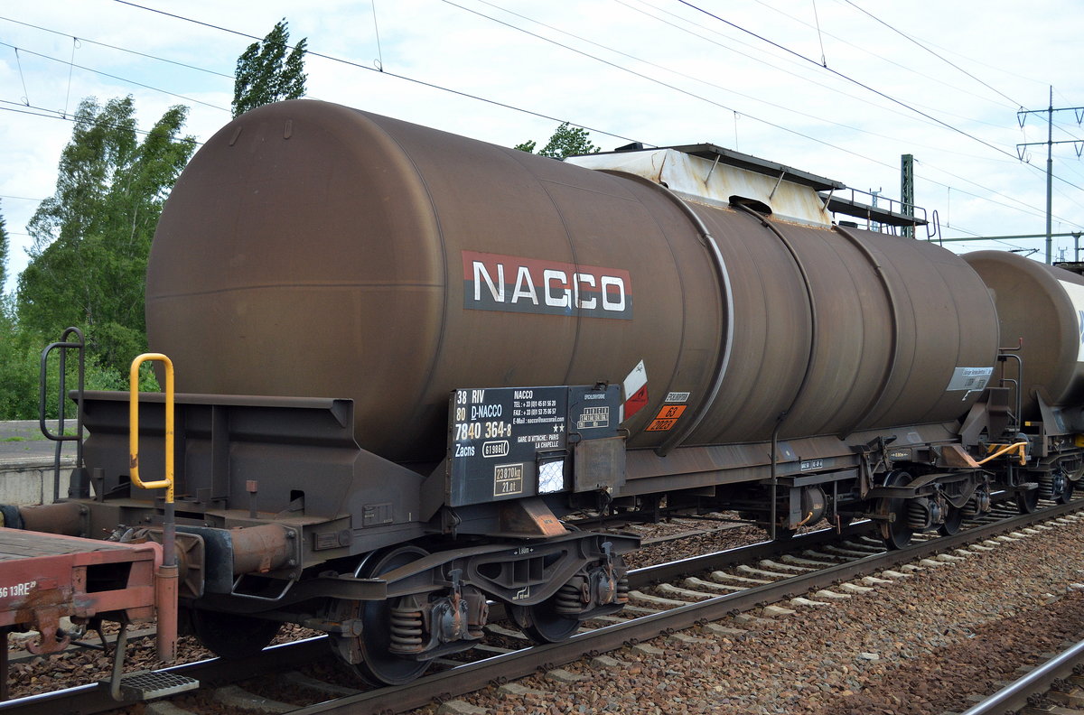 Kesselwagen vom Einsteller NACCO mit der Nr. 38 RIV 80 D-NACCO 7840 364-8 Zacns (UN-Nr.: 63/2023 = Epichlorhydrin) am 12.06.17 Bf. Flughafen Berlin-Schönefeld.
