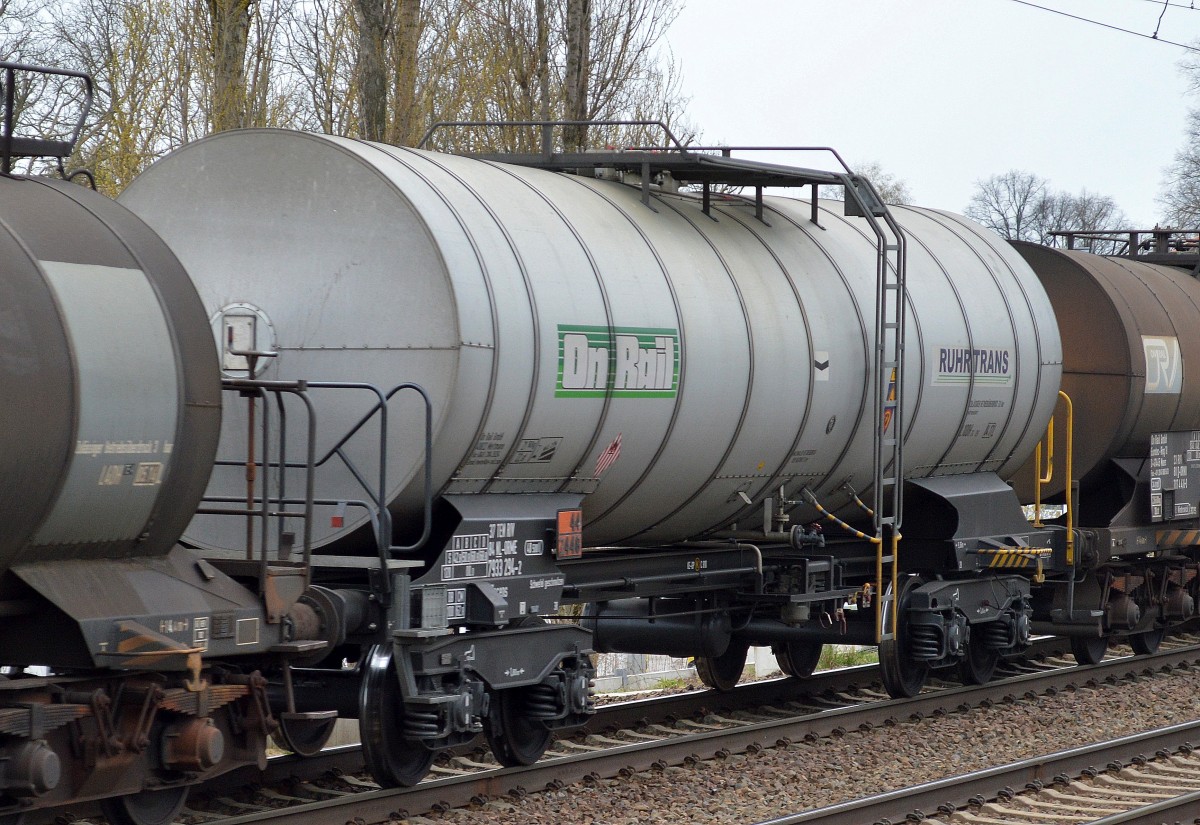 Kesselwagen vom Einsteller ON Rail GmbH mit RUHRTRANS Logo eingestellt in den Niederlanden mit der Nr. 37 TEN RIV 84 NL-ORME 7933 294-2 Zacens Aufschrift Schwefel geschmolzen siehe UN.Nr. 44/2448 am 04.04.14 Berlin-Karow. 