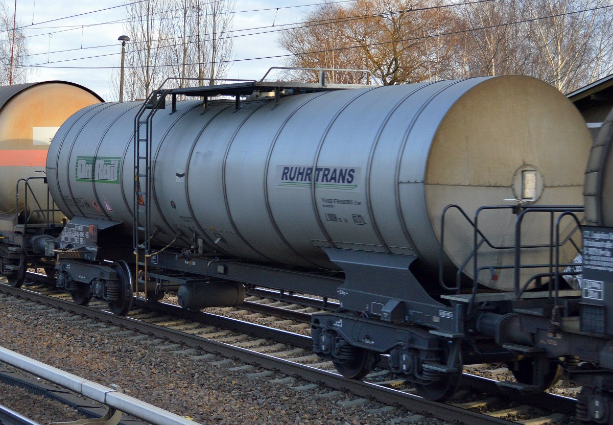 Kesselwagen vom Einsteller On Rail GmbH für RUHRTRANS mit der Nr. 37 TEN-RIV 84 ML-ORME 7933 289-2 Zacens lt. UN-NR. für den Transport von geschmolzenem Schwefel am 13.01.15 Berlin-Heinersdorf.