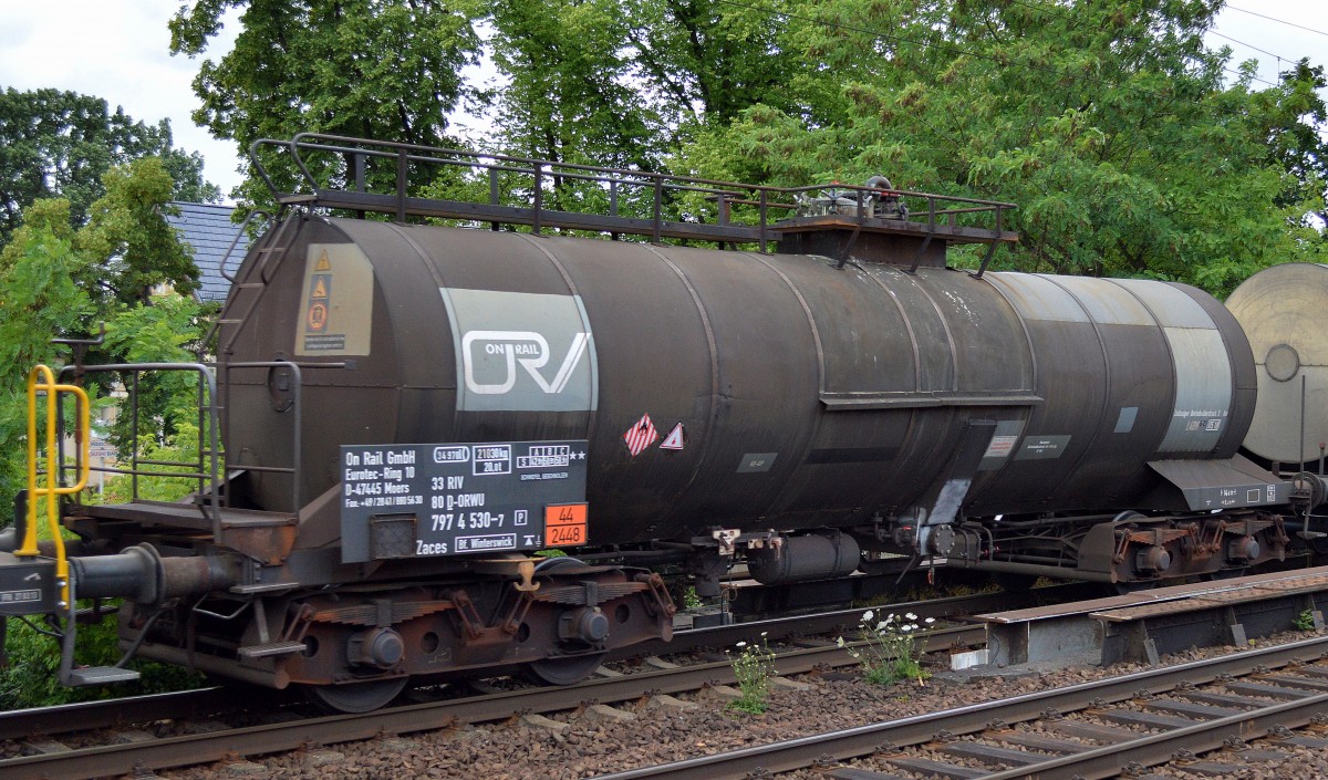 Kesselwagen vom Einsteller On Rail GmbH mit der Nr. 33 RIV 80 D-ORWU 797 4 530-7(P) Zaces Bf.Winterswick (UN-Nr. 44/2448 = geschmolzenes Schwefel) am 10.07.15 Berlin Karow. 