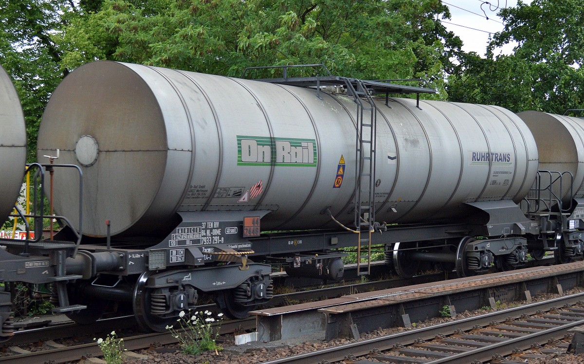 Kesselwagen vom Einsteller ON Rail GmbH mit niederländischer Zulassung mit der Nr. 37 TEN RIV 7933 291-8 Zacens (UN-Nr. 44/2448 = geschmolzenes Schwefel) mit RUHRTRANS Logo am 10.07.15 Berlin-Karow.