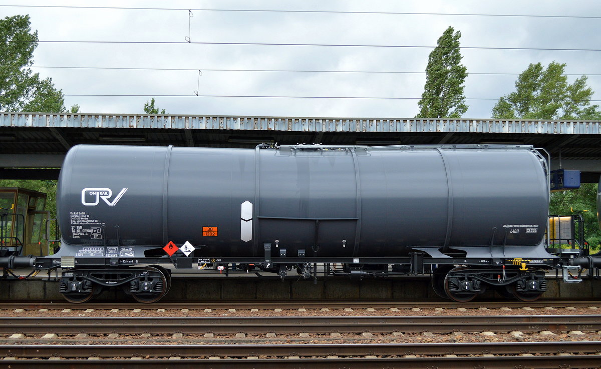 Kesselwagen vom Einsteller On Rail GmbH mit niederländischer Registrierung mit der Nr. 37 TEN 84 NL-ORWU 7843 949-0 zans (UN-Nr. 30/1202 = Dieselkraftstoff) am 03.08.16 Bf. Flughafen Berlin-Schönefeld.