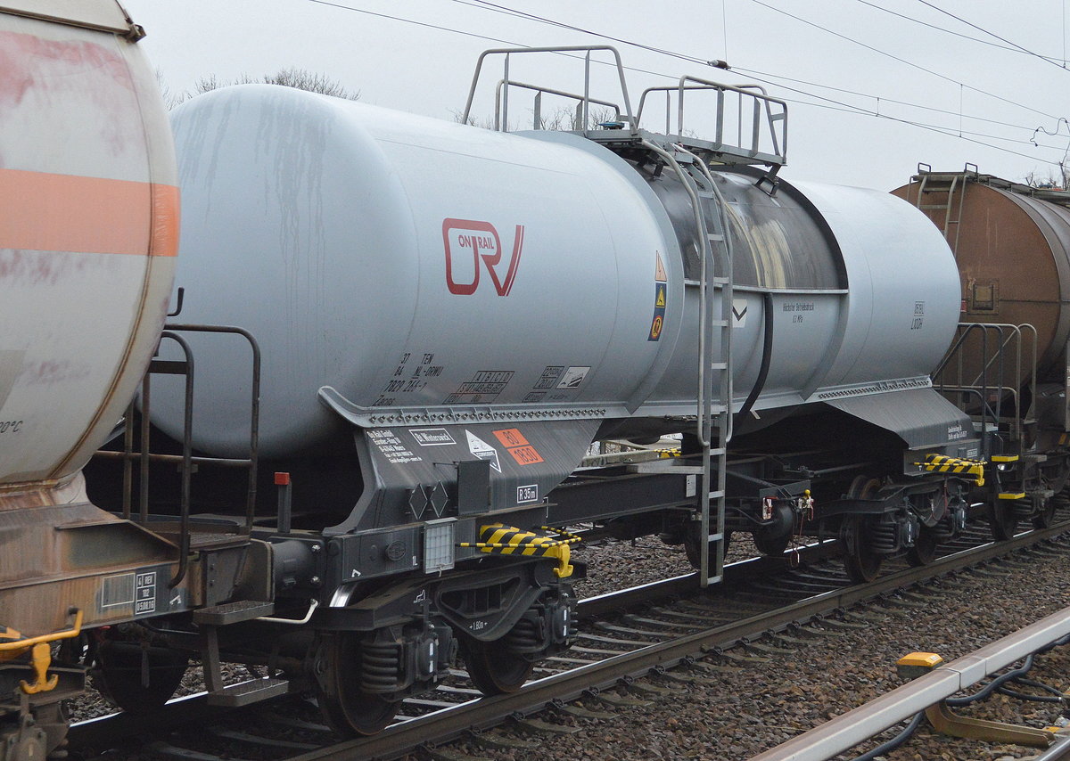 Kesselwagen vom Einsteller On Rail GmbH mit niederländischer Registrierung mit der Nr. 37 TEN 84 NL-ORWU 7829 266-7 Zacns Bf. Winterswick (UN-Nr.: 80/1830 = 	Schwefelsäure mit mehr als 51 % Säure) am 05.12.17 Berlin-Karow. 