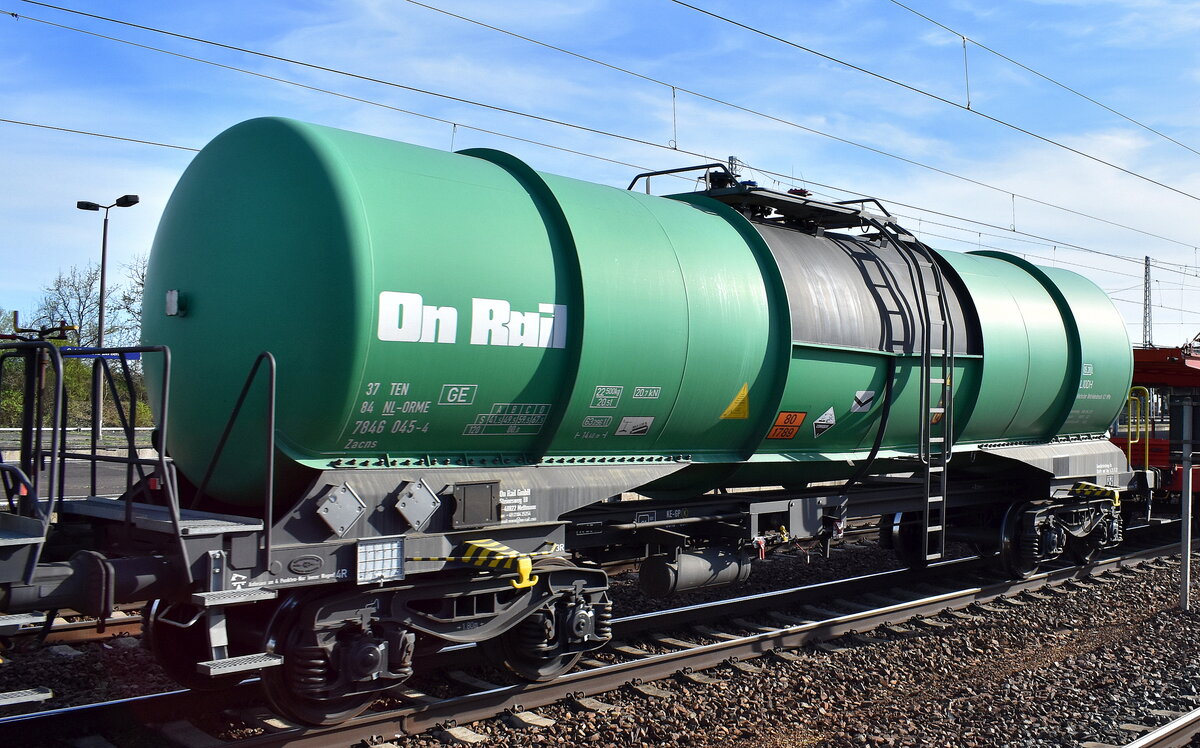 Kesselwagen vom Einsteller On Rail GmbH mit niederländischer REgistrierung mit der Nr. 37 TEN 84 NL-ORME 7846 045-4 Zacns (GE), für die Befüllung mit Salzsäure lt. UN-Nr.: 80/1789 in einem gemischten Güterzug am 16.04.25 Höhe Bahnhof Schönefeld b. Berlin.
