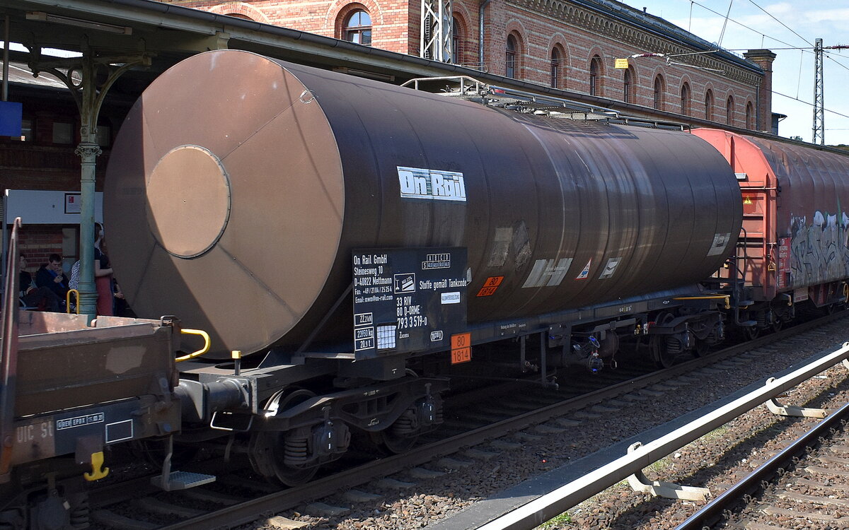 Kesselwagen vom Einsteller ON Rail GmbH mit der Nr. 33 RIV 80 D-ORME 793 3 519-0 Zacens für die Befüllung mit Kaliumhydroxidlösungen (Kalilauge) siehe UN-Nr. 80/1814 in einem gemischten Güterzug am 30.04.25 Höhe Bahnhof Königs Wusterhausen.