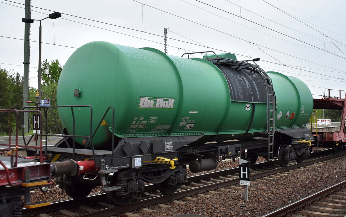 Kesselwagen vom Einsteller On Rail GmbH mit der Nr. 37 TEN 80 D-ORME 7830 300-5 Zacns (GE) für die Befüllung mit Dimethylsulfat (äußerst giftig) siehe UN-Nr.: 668/1595 in einem gemischten Güterzug am 03.05.25 Höhe Bahnhof Schönefeld b. Berlin.