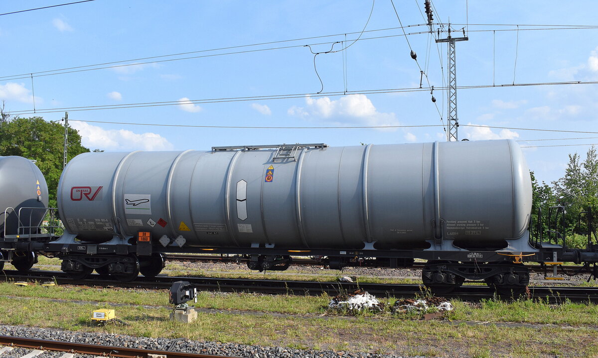 Kesselwagen vom Einsteller On Rail GmbH mit der NR. 37 TEN 80 D-ORWU 7830 903-6 Za(c)ns (GE) für die Befüllung mit Kerosin siehe UN-Nr. 30/1863 in einem Ganzzug am 03.06.25 Höhe Bahnhof Stendal Hbf.