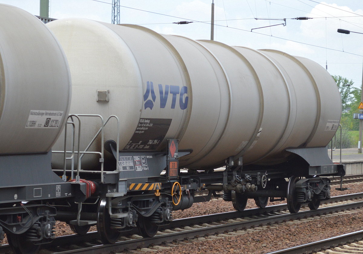 Kesselwagen vom Einsteller VRG in Hamburg mit der Nr. 37 TEN 80 D-VTGD 7846 396-5 Zacns (UN-Nr.: 33/1280 = Propylenoxid) am 13.05.17 Bf. Flughafen Berlin-Schönefeld.
