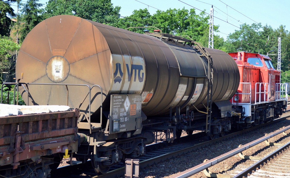 Kesselwagen vom Einsteller VTG AG in hamburg mit der Nr. 33 RIV 80 D-VTGD 7933 081-1 Zacens Bf.:Maschen-Rbf. (UN-Nr.60/2312 = Phenol, geschmolzen) am 03.07.15 Berlin-Hirschgarten.
