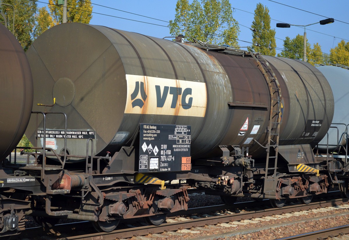 Kesselwagen vom Einsteller VTG AG Hamburg mit der Nr. 33 RIV 80 D-VTGD 7874 437-6 Zaces Bf.:Maschen-Rbf (UN-Nr.68/1750 = Chloressigsäure) am 05.10.15 Bhf. Flughafen Berlin-Schönefeld.