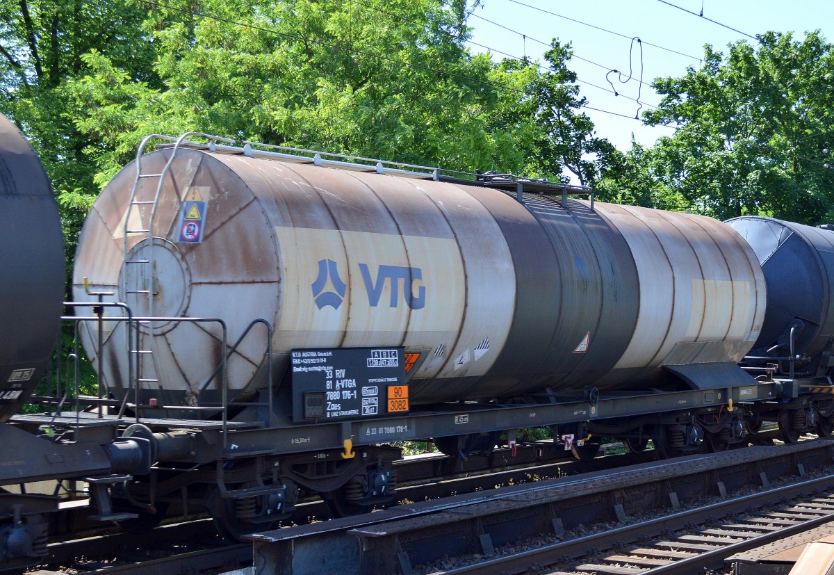 Kesselwagen vom Einsteller VTG Austria GmbH eingestellt in �sterreich mit der Nr. 33 RIV 81 A-VTGA 7880 176-1 Zaes Bf. LINZ STAHLWERKE lt. Gefahrstofftafel 90/3082 f�r fl�ssige umweltgef�hrdende Stoffe am 12.06.14 Berlin-Karow. 