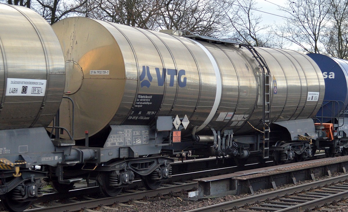 Kesselwagen vom Einsteller VTG Austria GmbH mit der Nr. 37 TEN-RIV 84 NL-VTGA 7932 739-7 Zacens lt. UN-Nr. 90/3082 für den Transport von flüssigen umweltgefährdenden Stoffen (meist Heizoel) am 13.01.15 Berlin-Karow.