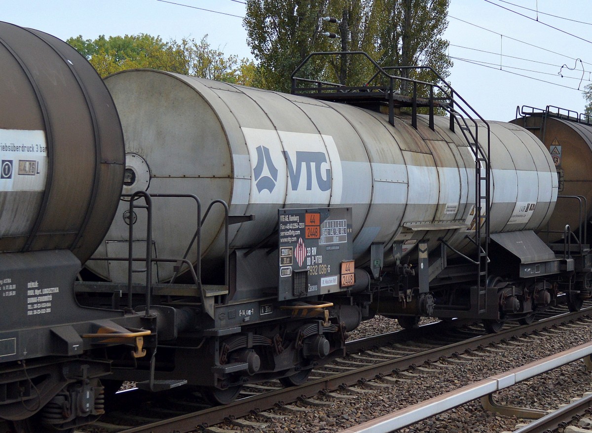 Kesselwagen vom Einsteller VTG in Hamburg mit der Nr. 33 RIV 80 D-VTGD 7932 036-6 Zacens Bf.Maschen Rbf lt UN-Nr. 44/2448 für den transport von geschmolzenen Schwefel am 07.10.14 Berlin-Karow.