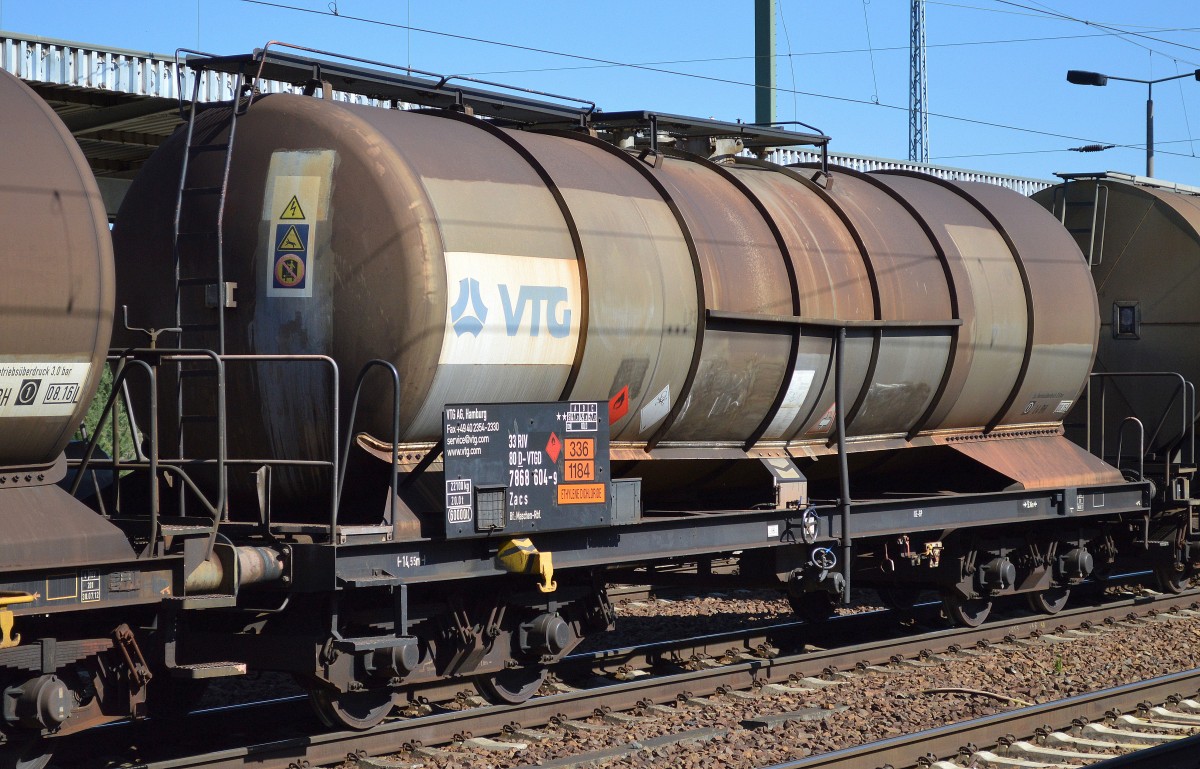 Kesselwagen vom Einsteller VTG in Hamburg mit der Nr. 33 RIV 80 D-VTGD 7868 604-9 Zacs Bf.:Maschen-Rbf. (UN-Nr. 336/1184 = ETHYLENE DICHLORIDE), 21.04.15 Bhf. Flughafen Berlin-Schönefeld.