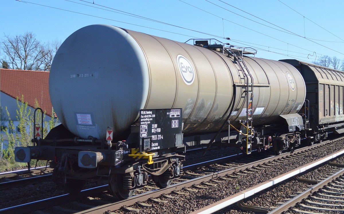 Kesselwagen vom Einsteller VTG in Hamburg mit der Nr. 33 RIV 80 D-VTGD 7933 211-4 Zacens Bf.:Maschen-Rbf. am 21.04.15 Berlin-Karow.