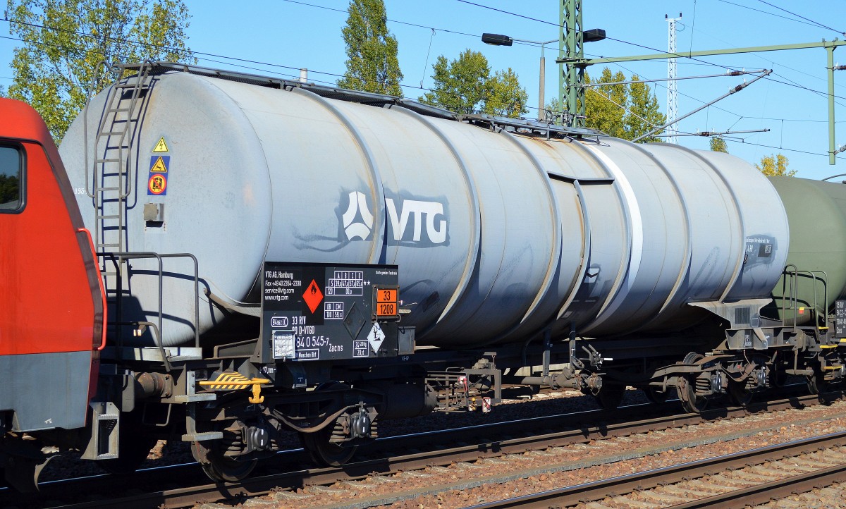 Kesselwagen vom Einsteller VTG in Hamburg mit der Nr. 33 RIV 80 D-VTGD 784 0 545-7 Zacns Bf.:Maschen-Rbf. (UN-Nr. 33/1208 = Hexane)am 01.10.15 Bhf. Flughafen Berlin-Schönefeld.