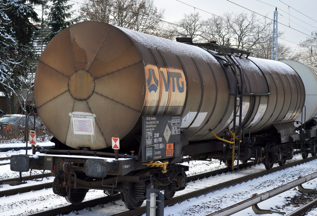 Kesselwagen vom Einsteller VTG in hamburg mit der Nr. 33 RIV 80 D-VTGD 7933 060-5 Zacens (UN-Nr. 60/2312 = Phenol, geschmolzen) am 20.01.16 Berlin-Hirschgarten.