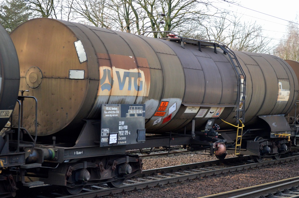 Kesselwagen vom Einsteller VTG in Hamburg mit der Nr. 33 RIV 80 D-VTGD 7932 179-4 Zacens Bf.: Maschen-Rbf. UN-Nr. 63/2033 = Epichlorhydrin am 26.01.16 Berlin-Hirschgarten.