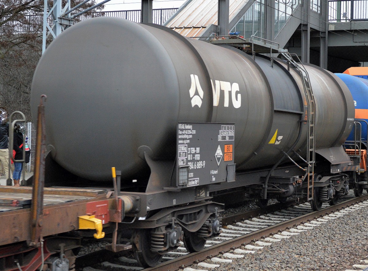 Kesselwagen vom Einsteller VTG in Hamburg mit der Nr. 37 TEN-RIV 80 D-VTGD 784 6 889-9 Zacns Maschen Rbf. UN-Nr. 80/1798 = Salzsäure am 16.02.16 Berlin-Hohenschönhausen.