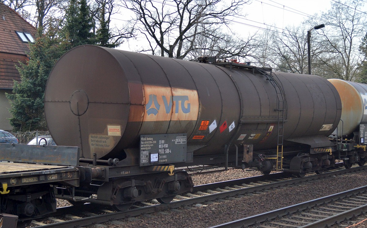 Kesselwagen vom Einsteller VTG in Hamburg mit der Nr. 33 RIV 80 D-VTGD 7932 508-4 Zacens Bf.:Maschen-Rbf. (UN-Nr. 63/2023 = Epichlorhydrin) am 01.03.16 Berlin-Hirschgarten.
