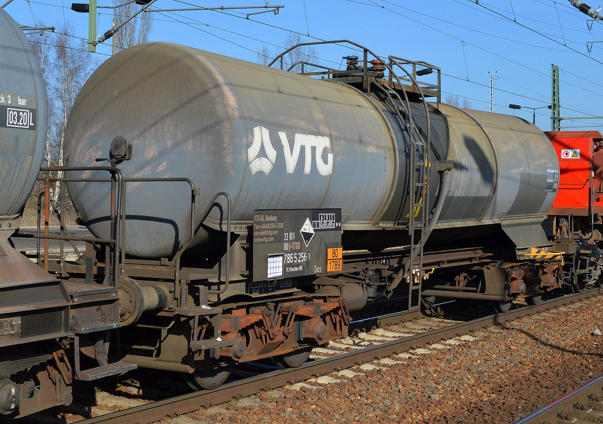 Kesselwagen vom Einsteller VTG in Hamburg mit der Nr. 33 RIV 80 D-VTGD 786 5 256-1 Zacs Bf.: Maschen-Rbf. (UN-Nr. 80/1789 = Salzsäure) am 14.02.17 Bf. Flughafen Berlin-Schönefeld.
